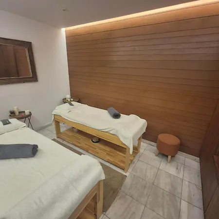Luxurious Five Star Amenities * 파포스