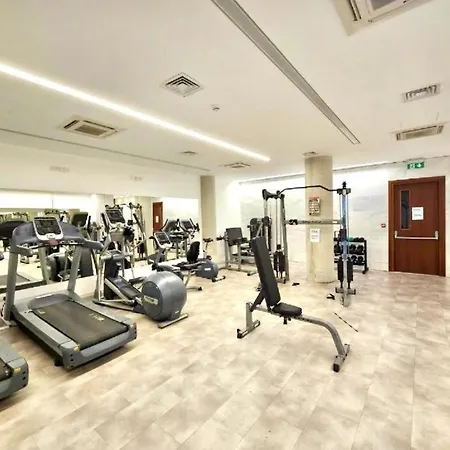 Luxurious Five Star Amenities Apartment *