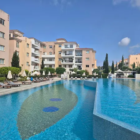 Luxurious Five Star Amenities Apartament
