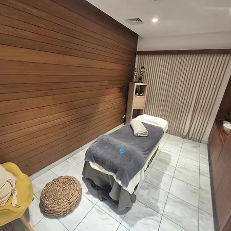 Luxurious Five Star Amenities Apartman *